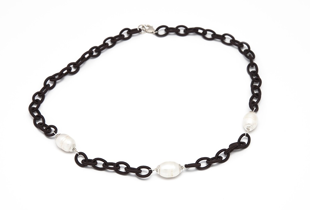 FRESH WATER PEARLS AND TEXTILE CHAIN NECKLET